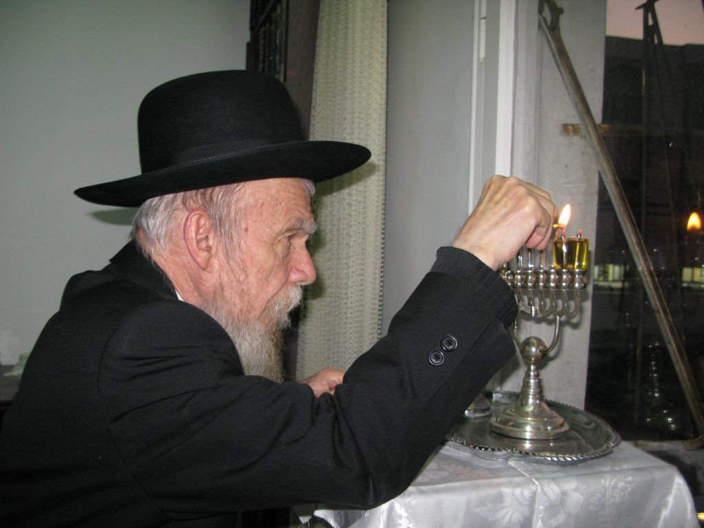 תמונות נדירות: גדו"י זצוק"ל ושיבדלחט"א בהדלקת נרות חנוכה