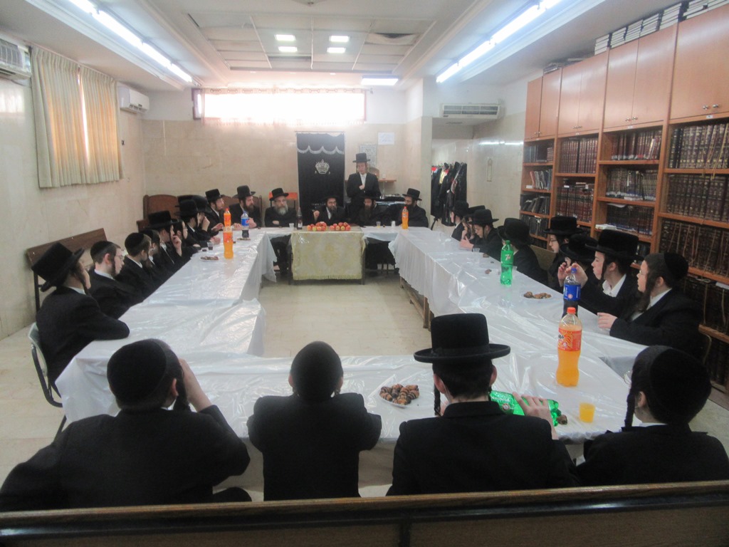 האדמו"ר מסקולען חיזק את הבחורים הצעירים