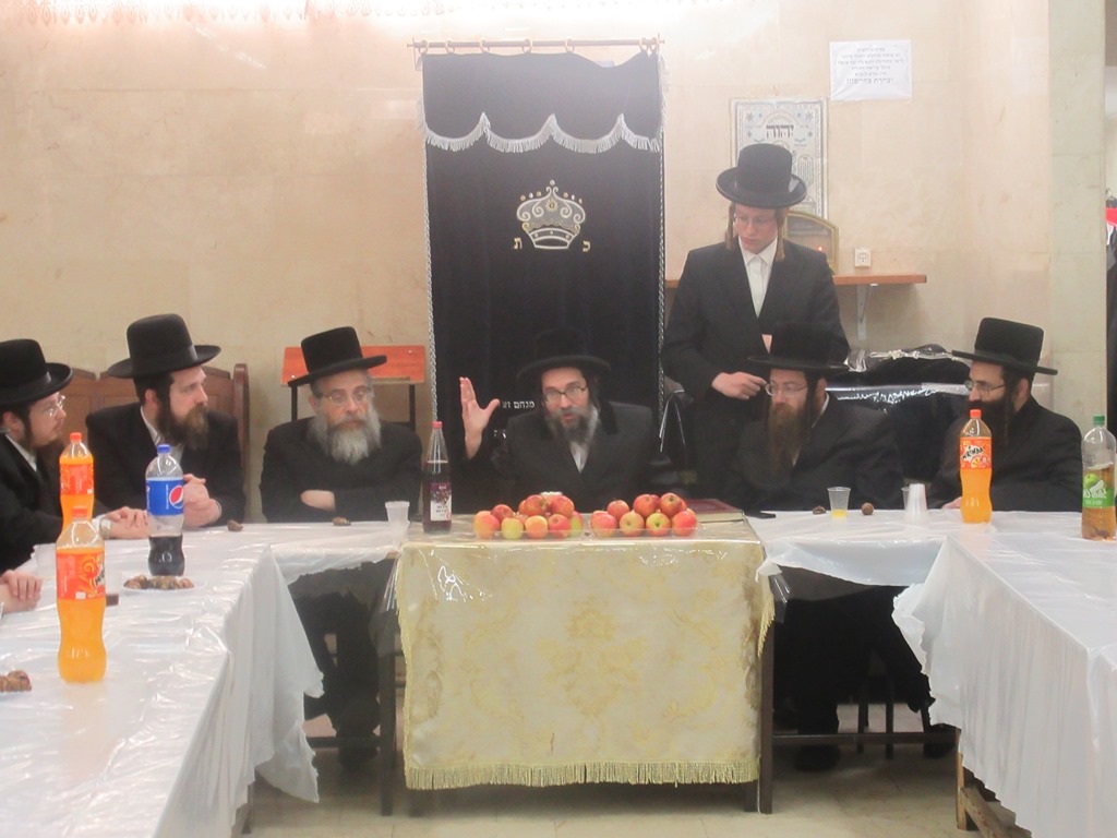 האדמו"ר מסקולען חיזק את הבחורים הצעירים