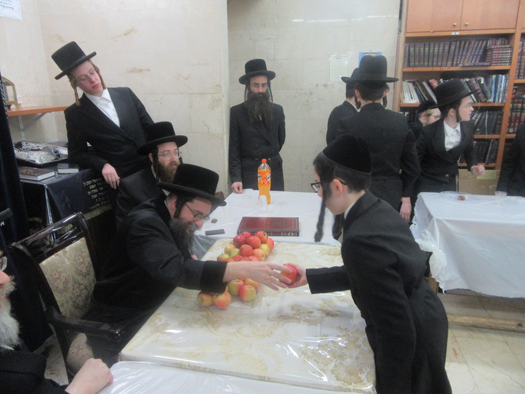 האדמו"ר מסקולען חיזק את הבחורים הצעירים