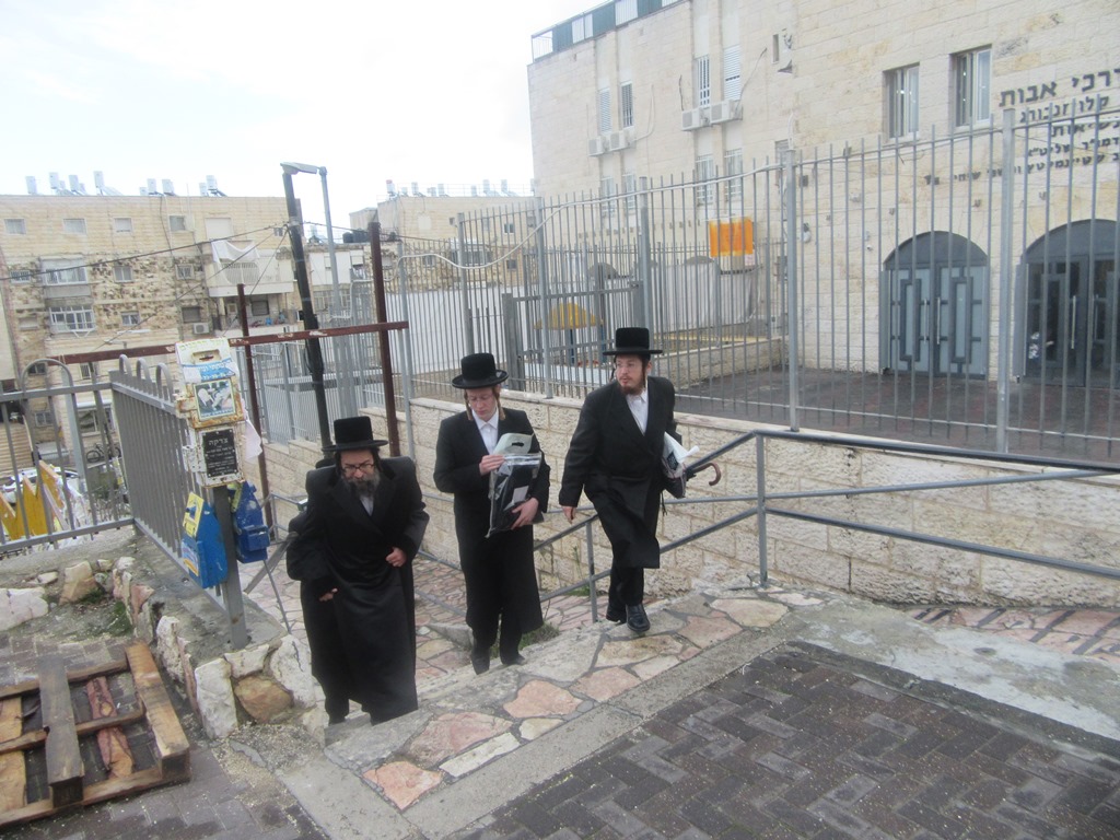 האדמו"ר מסקולען חיזק את הבחורים הצעירים