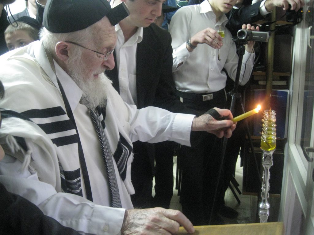 תמונות נדירות: גדו"י זצוק"ל ושיבדלחט"א בהדלקת נרות חנוכה