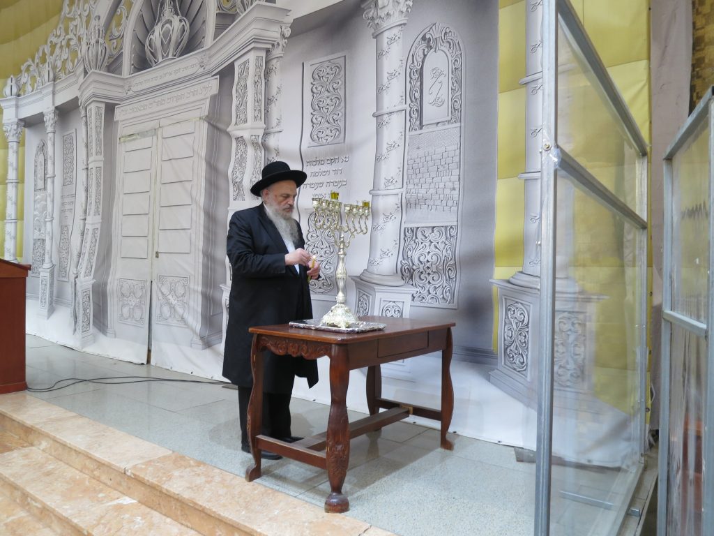 תיעוד: הגר"ח פיינשטיין הדליק את החנוכייה המפוארת