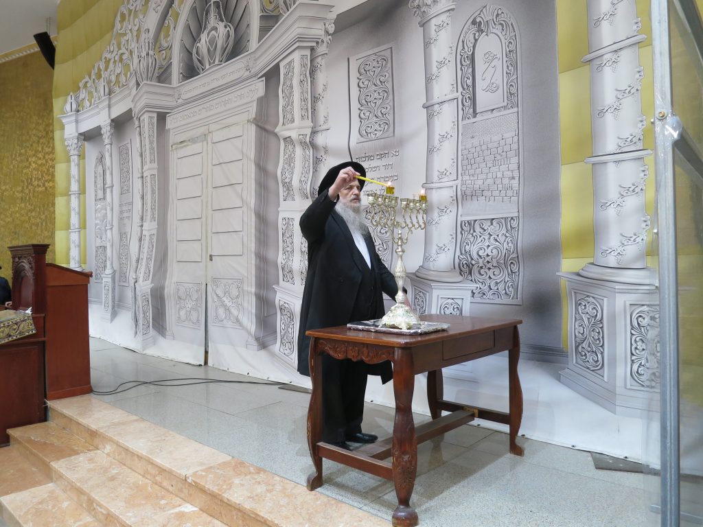 תיעוד: הגר"ח פיינשטיין הדליק את החנוכייה המפוארת