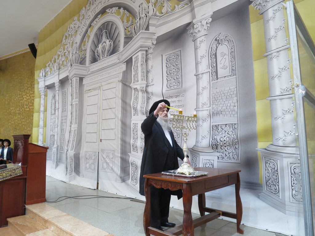 תיעוד: הגר"ח פיינשטיין הדליק את החנוכייה המפוארת
