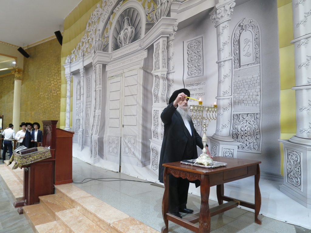 תיעוד: הגר"ח פיינשטיין הדליק את החנוכייה המפוארת