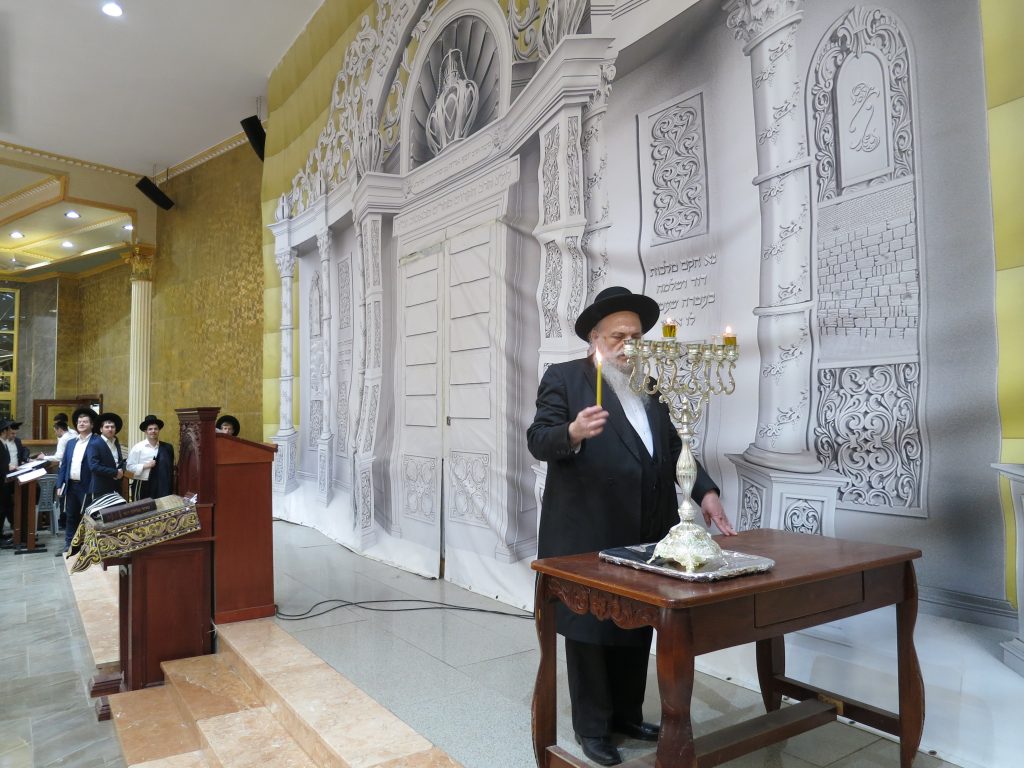 תיעוד: הגר"ח פיינשטיין הדליק את החנוכייה המפוארת