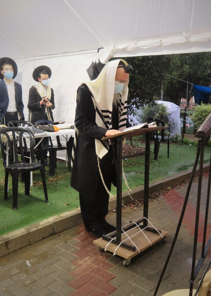 גלריה: הגרח"פ ברמן עובר לפני התיבה לע"נ לאביו הגרמ"ש זצ"ל