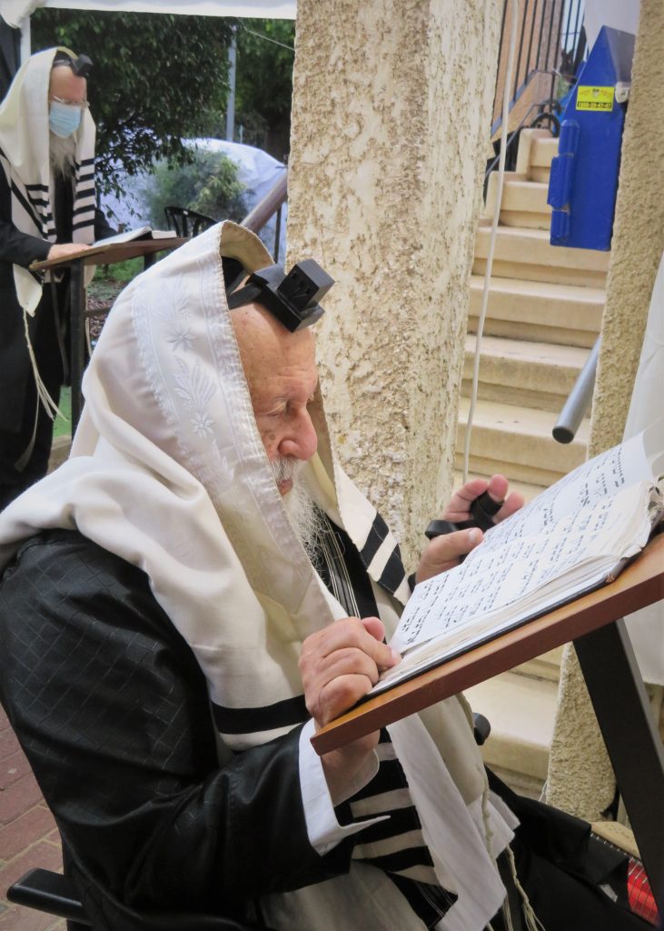 גלריה: הגרח"פ ברמן עובר לפני התיבה לע"נ לאביו הגרמ"ש זצ"ל