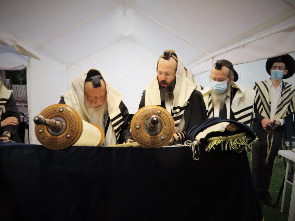 גלריה: הגרח"פ ברמן עובר לפני התיבה לע"נ לאביו הגרמ"ש זצ"ל