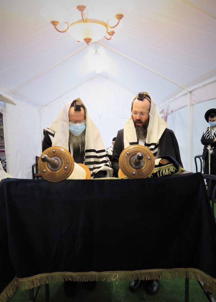 גלריה: הגרח"פ ברמן עובר לפני התיבה לע"נ לאביו הגרמ"ש זצ"ל