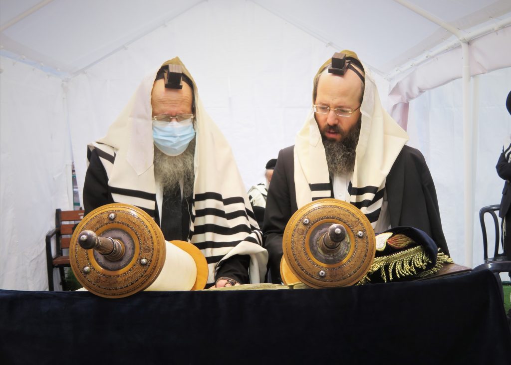 גלריה: הגרח"פ ברמן עובר לפני התיבה לע"נ לאביו הגרמ"ש זצ"ל