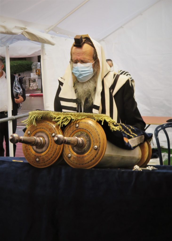 גלריה: הגרח"פ ברמן עובר לפני התיבה לע"נ לאביו הגרמ"ש זצ"ל