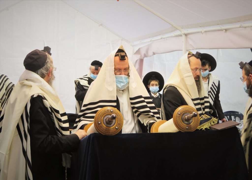 גלריה: הגרח"פ ברמן עובר לפני התיבה לע"נ לאביו הגרמ"ש זצ"ל