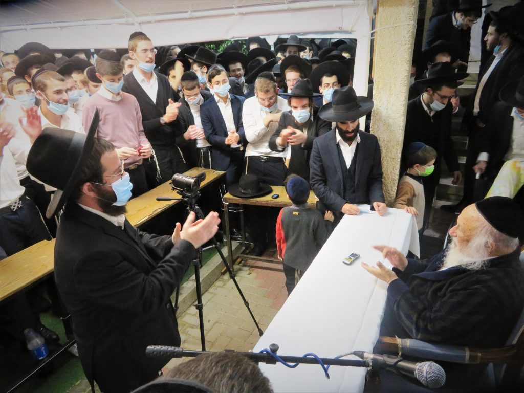 לאורו ניסע ונלך: מסיבת החנוכה בחצר ביתו של הגרב"ד פוברסקי