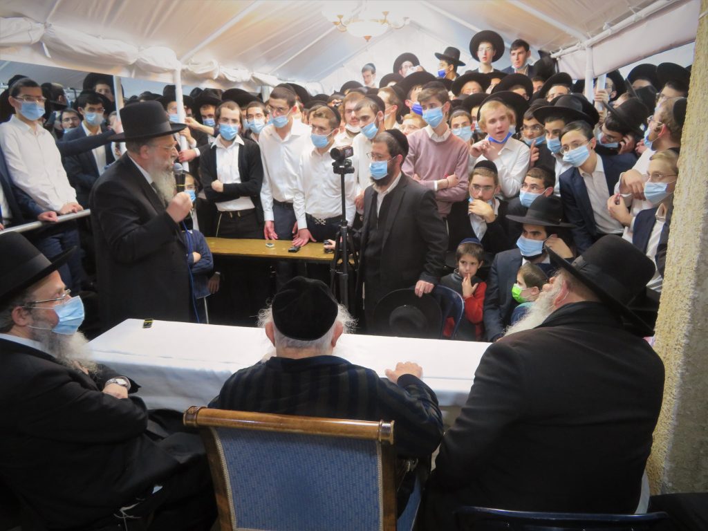 לאורו ניסע ונלך: מסיבת החנוכה בחצר ביתו של הגרב"ד פוברסקי