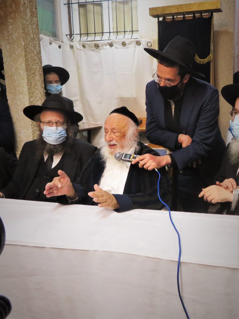 לאורו ניסע ונלך: מסיבת החנוכה בחצר ביתו של הגרב"ד פוברסקי