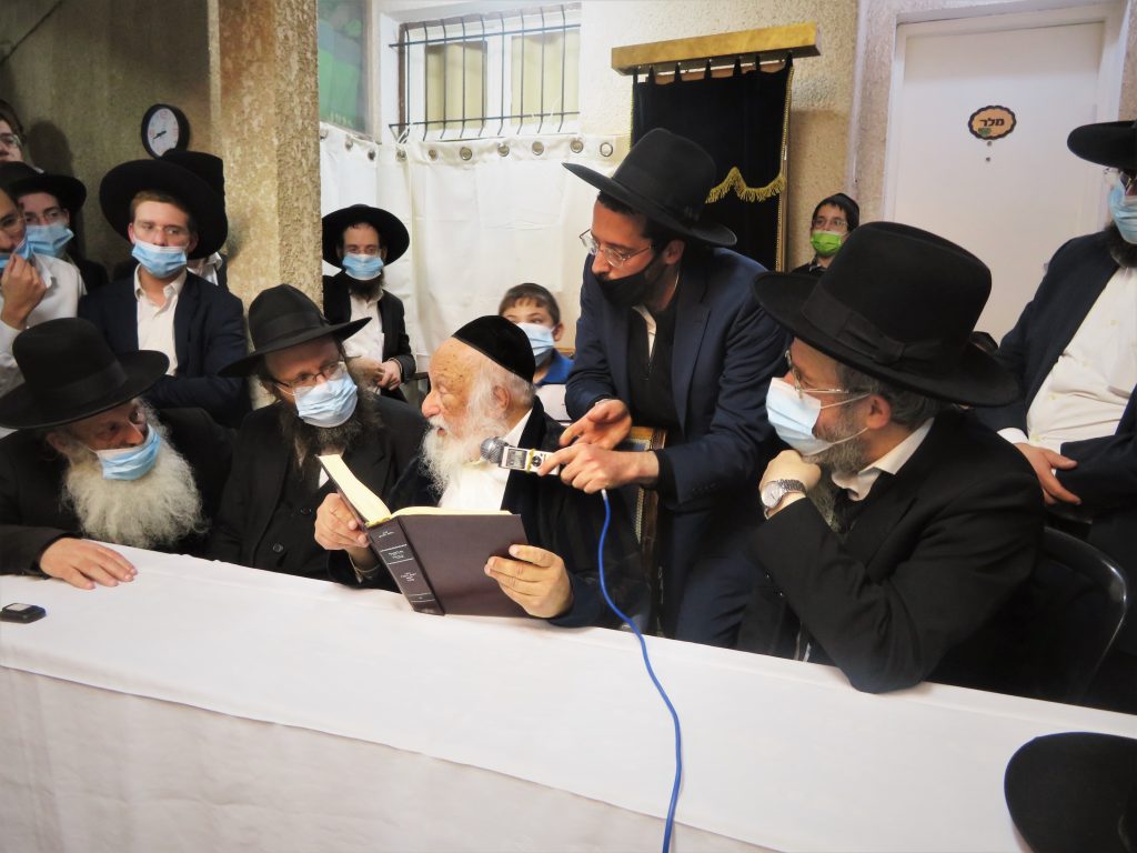 לאורו ניסע ונלך: מסיבת החנוכה בחצר ביתו של הגרב"ד פוברסקי