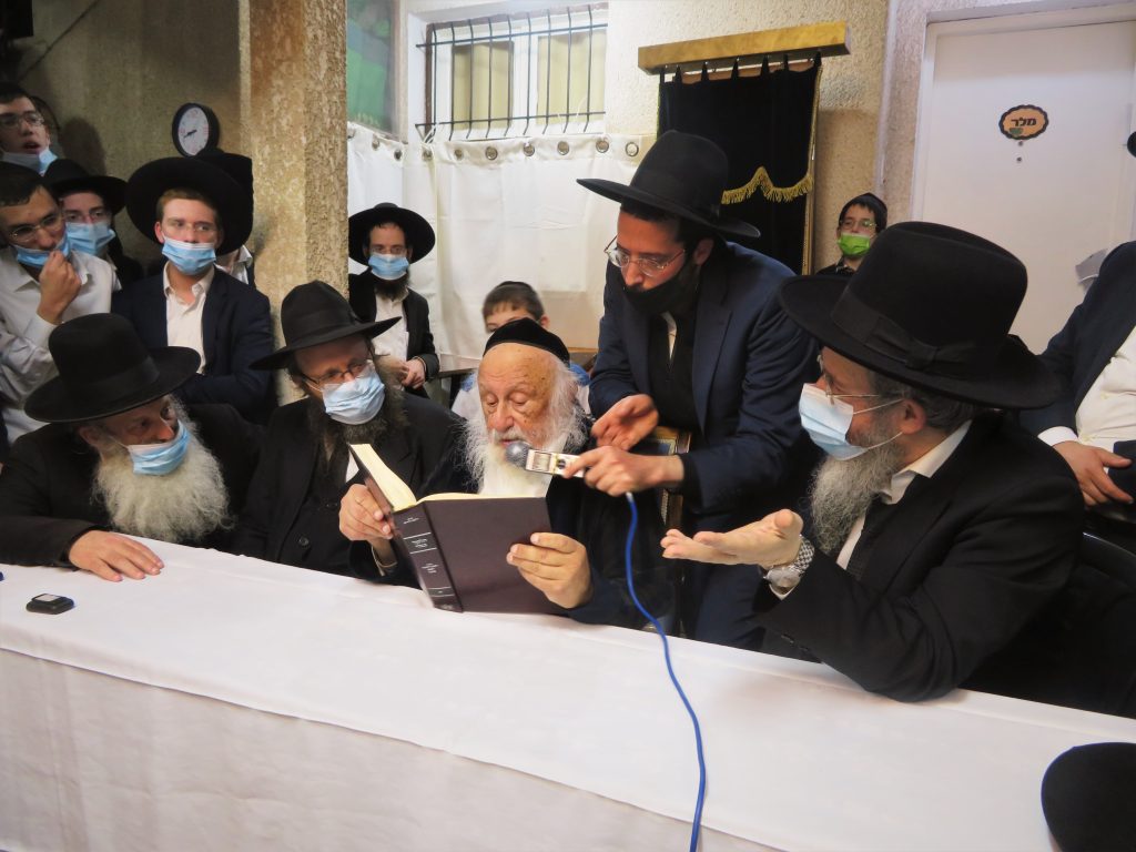 לאורו ניסע ונלך: מסיבת החנוכה בחצר ביתו של הגרב"ד פוברסקי