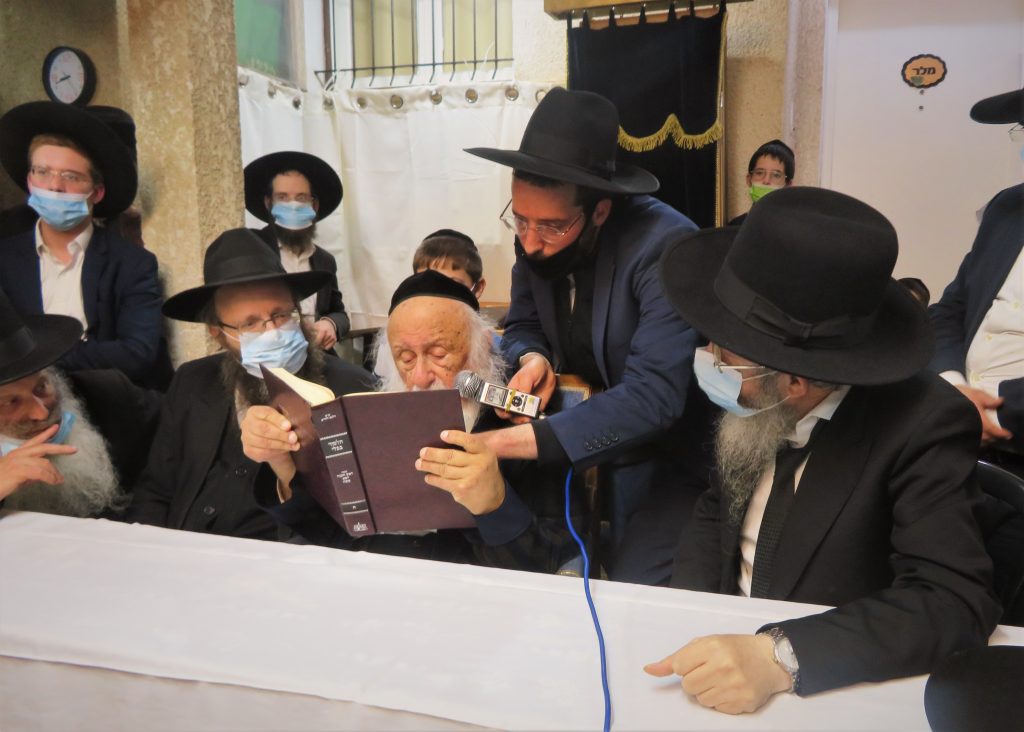 לאורו ניסע ונלך: מסיבת החנוכה בחצר ביתו של הגרב"ד פוברסקי