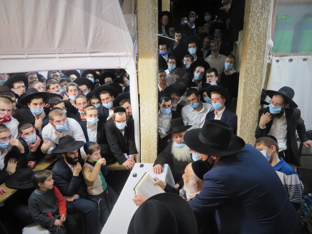 לאורו ניסע ונלך: מסיבת החנוכה בחצר ביתו של הגרב"ד פוברסקי