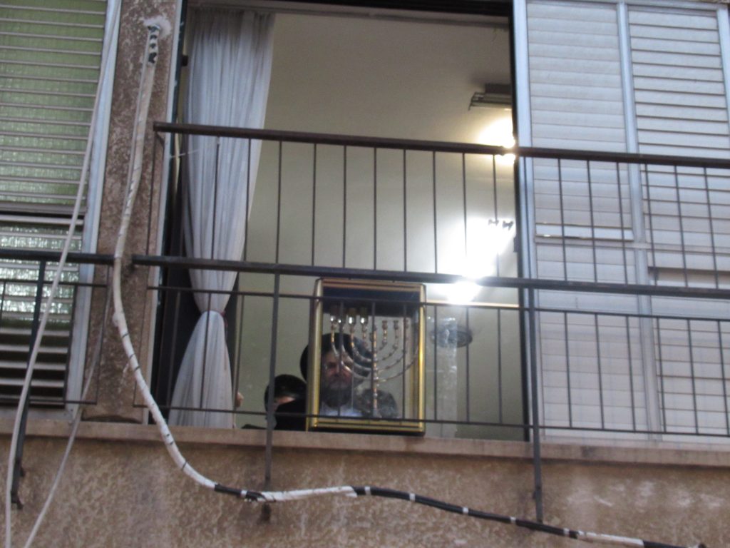 תיעוד: המשגיח הגר"ח מישקובסקי בהדלקת נרות