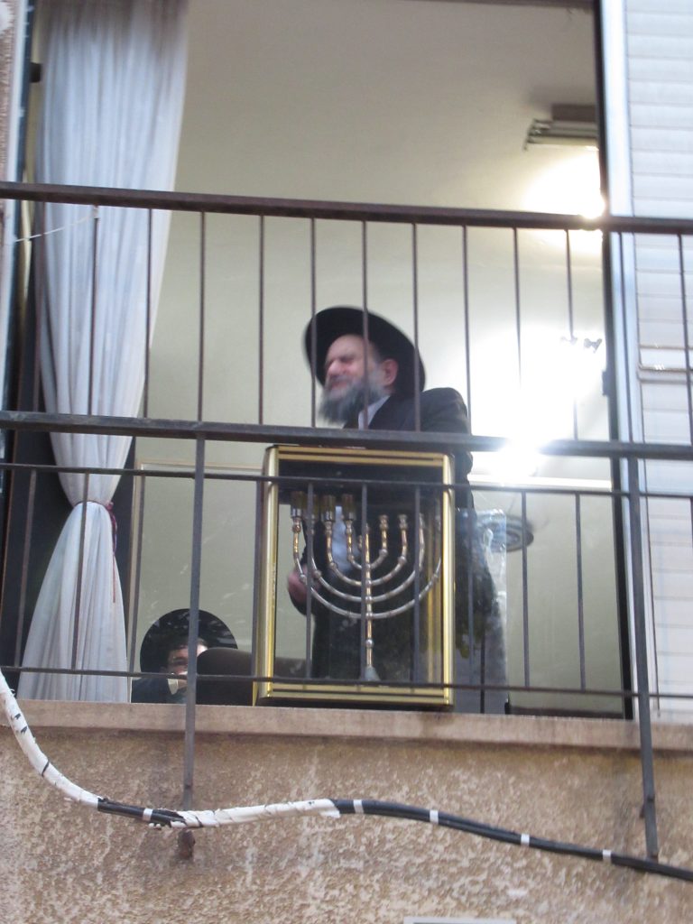 תיעוד: המשגיח הגר"ח מישקובסקי בהדלקת נרות