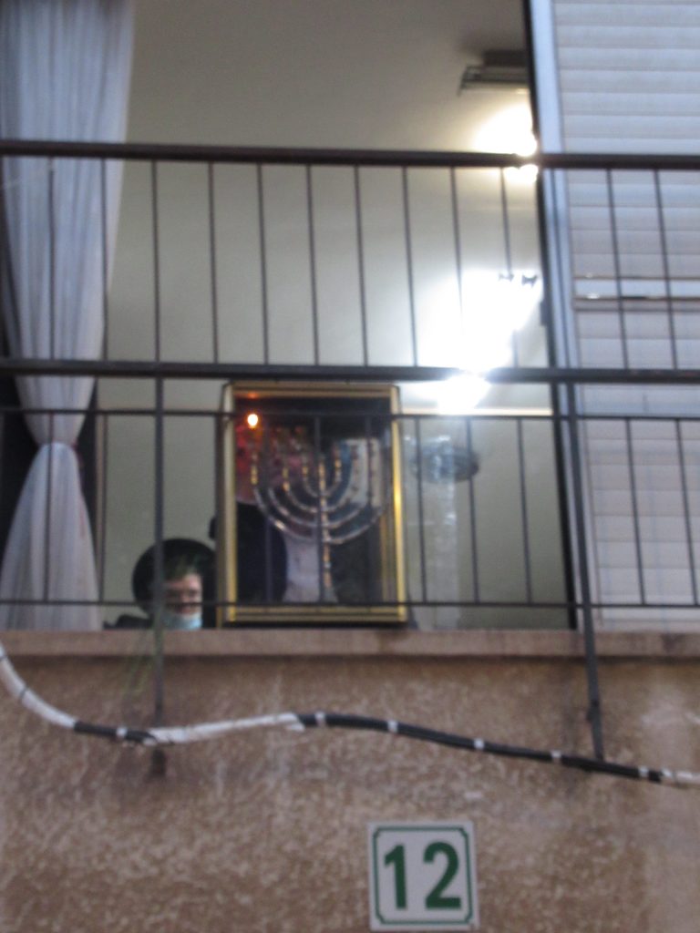 תיעוד: המשגיח הגר"ח מישקובסקי בהדלקת נרות