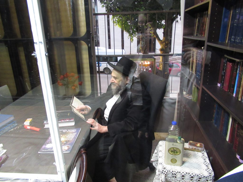 תיעוד: המשגיח הגר"ח מישקובסקי בהדלקת נרות