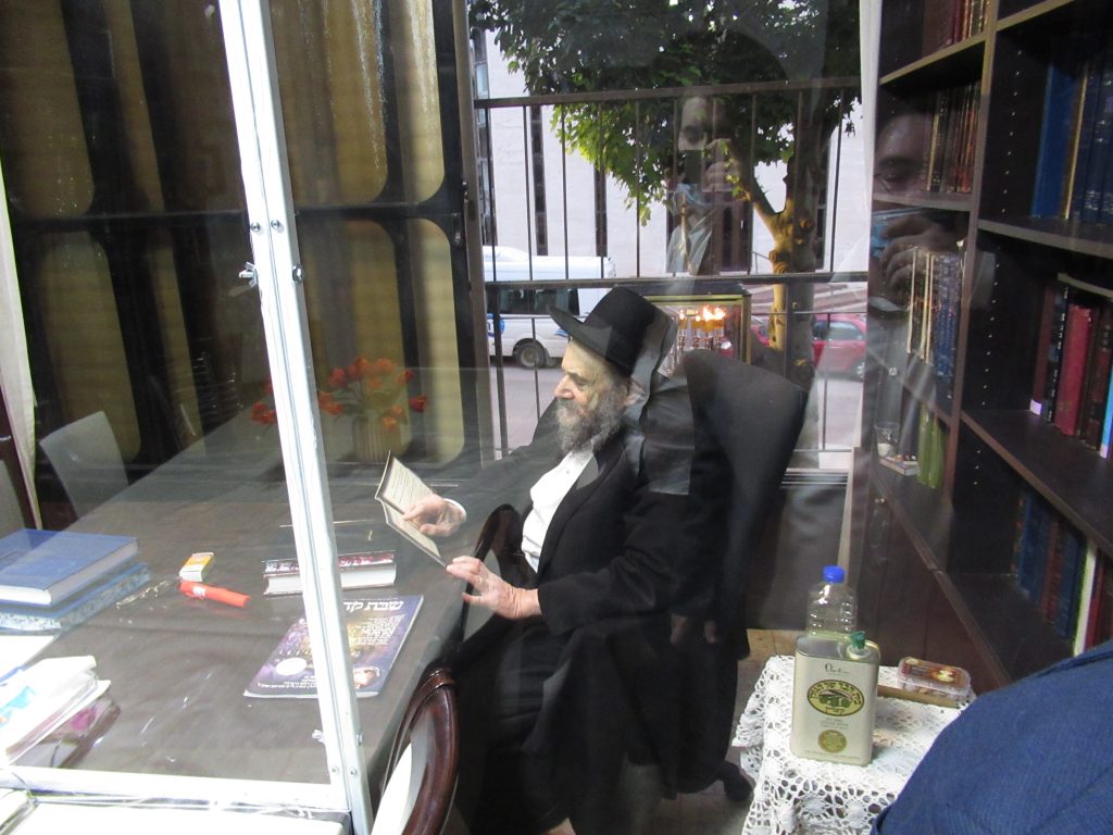 תיעוד: המשגיח הגר"ח מישקובסקי בהדלקת נרות