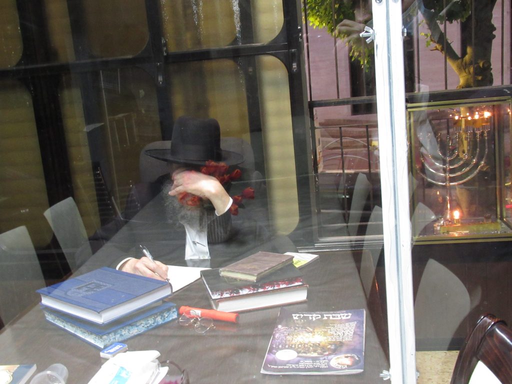 תיעוד: המשגיח הגר"ח מישקובסקי בהדלקת נרות