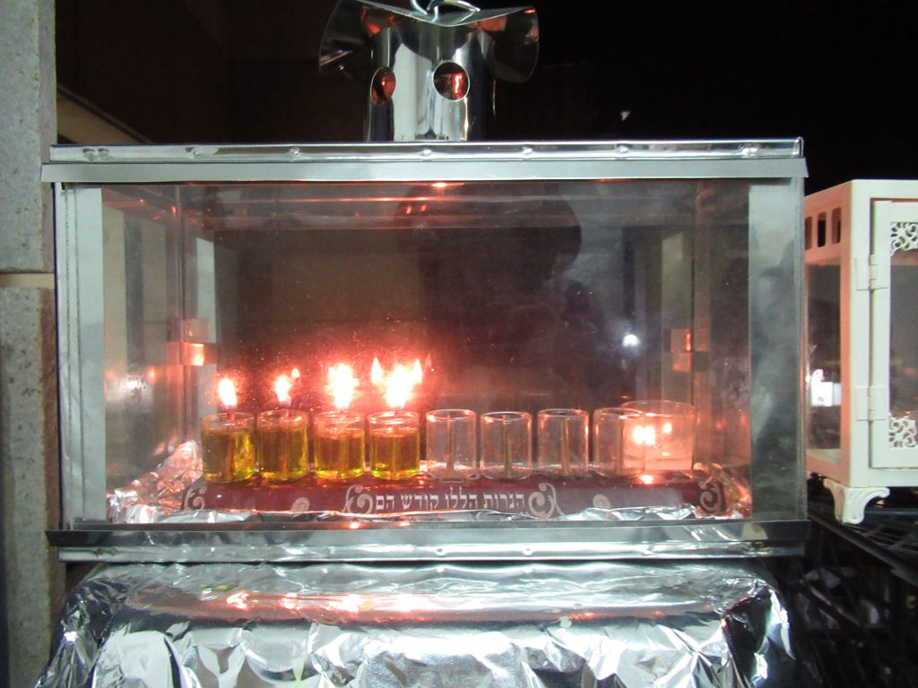 תיעוד: המשגיח הגר"ח מישקובסקי בהדלקת נרות