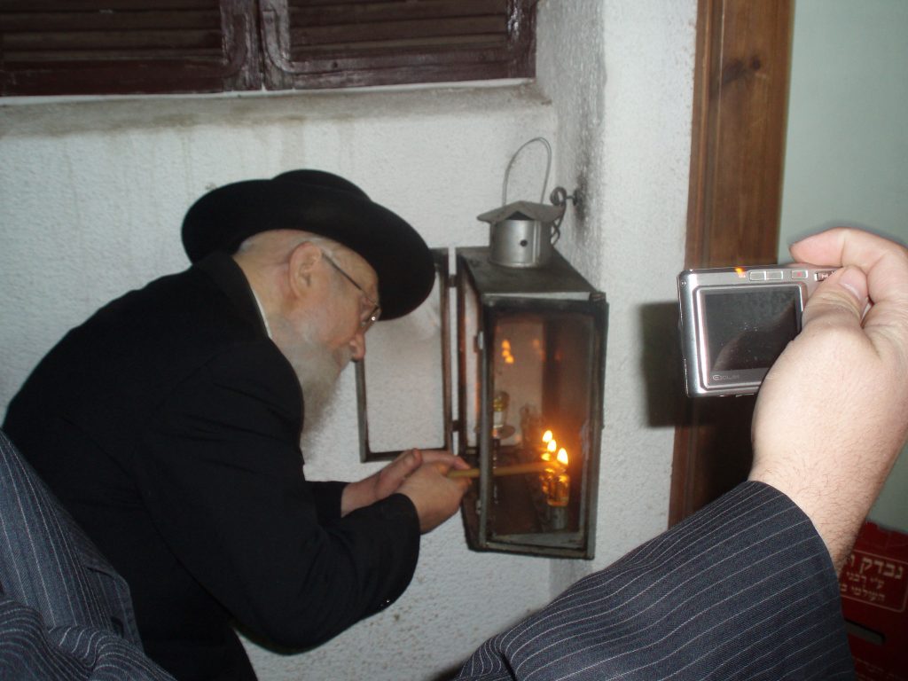 תמונות נדירות: גדו"י זצוק"ל ושיבדלחט"א בהדלקת נרות חנוכה