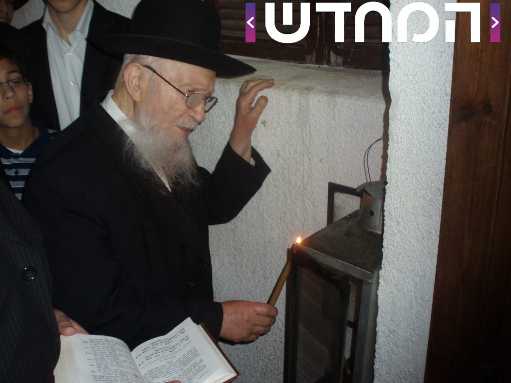 תמונות נדירות: גדו"י זצוק"ל ושיבדלחט"א בהדלקת נרות חנוכה