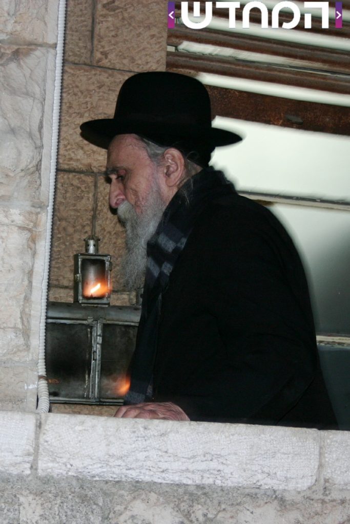 תמונות נדירות: גדו"י זצוק"ל ושיבדלחט"א בהדלקת נרות חנוכה
