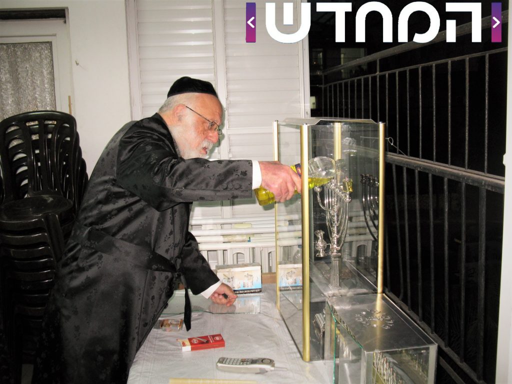 תמונות נדירות: גדו"י זצוק"ל ושיבדלחט"א בהדלקת נרות חנוכה