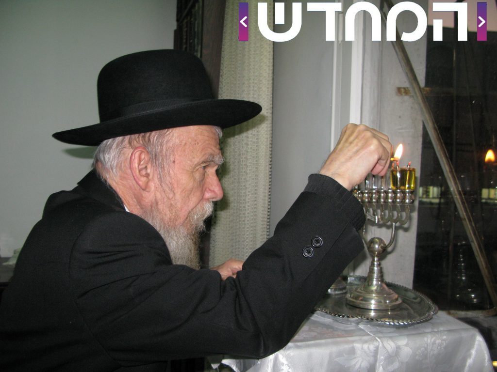 תמונות נדירות: גדו"י זצוק"ל ושיבדלחט"א בהדלקת נרות חנוכה