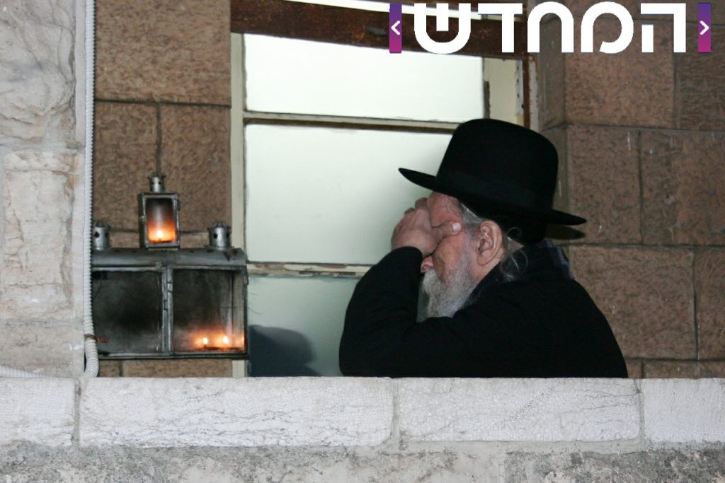 תמונות נדירות: גדו"י זצוק"ל ושיבדלחט"א בהדלקת נרות חנוכה