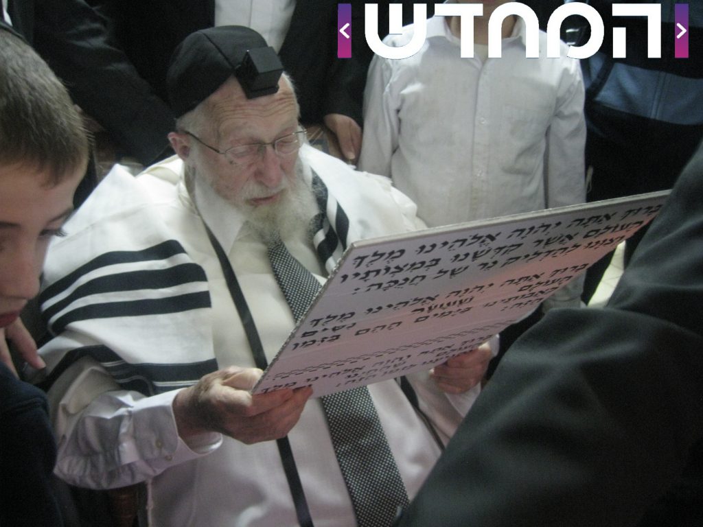 תמונות נדירות: גדו"י זצוק"ל ושיבדלחט"א בהדלקת נרות חנוכה