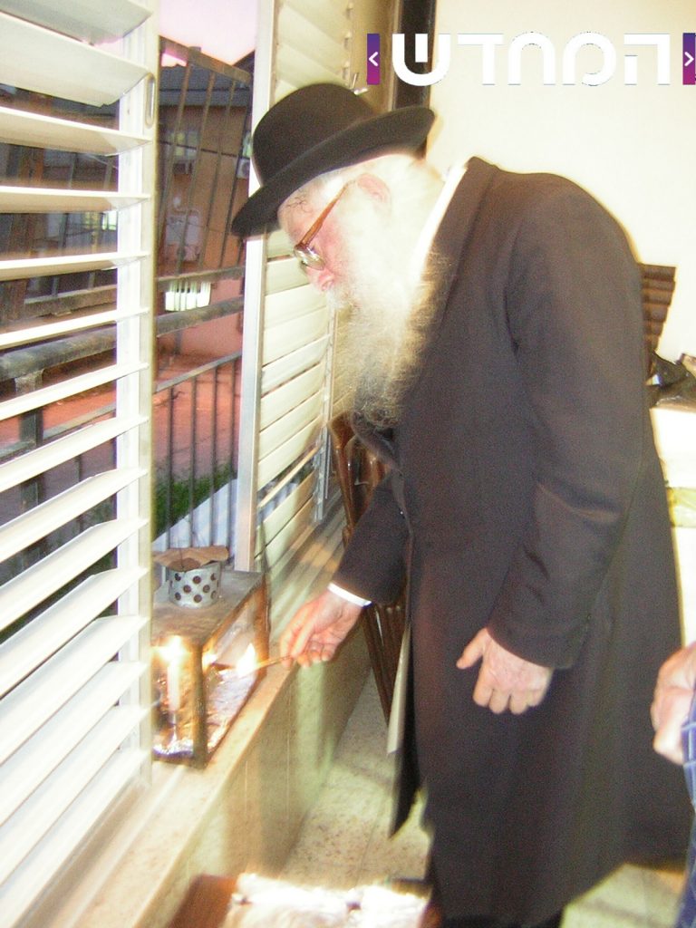 תמונות נדירות: גדו"י זצוק"ל ושיבדלחט"א בהדלקת נרות חנוכה