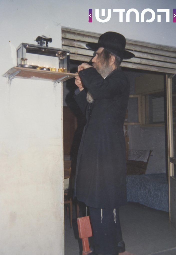 תמונות נדירות: גדו"י זצוק"ל ושיבדלחט"א בהדלקת נרות חנוכה