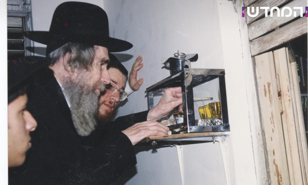תמונות נדירות: גדו"י זצוק"ל ושיבדלחט"א בהדלקת נרות חנוכה