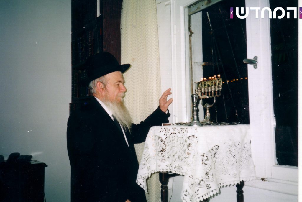 תמונות נדירות: גדו"י זצוק"ל ושיבדלחט"א בהדלקת נרות חנוכה