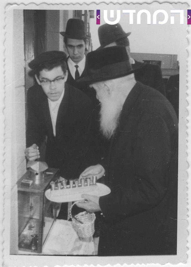תמונות נדירות: גדו"י זצוק"ל ושיבדלחט"א בהדלקת נרות חנוכה