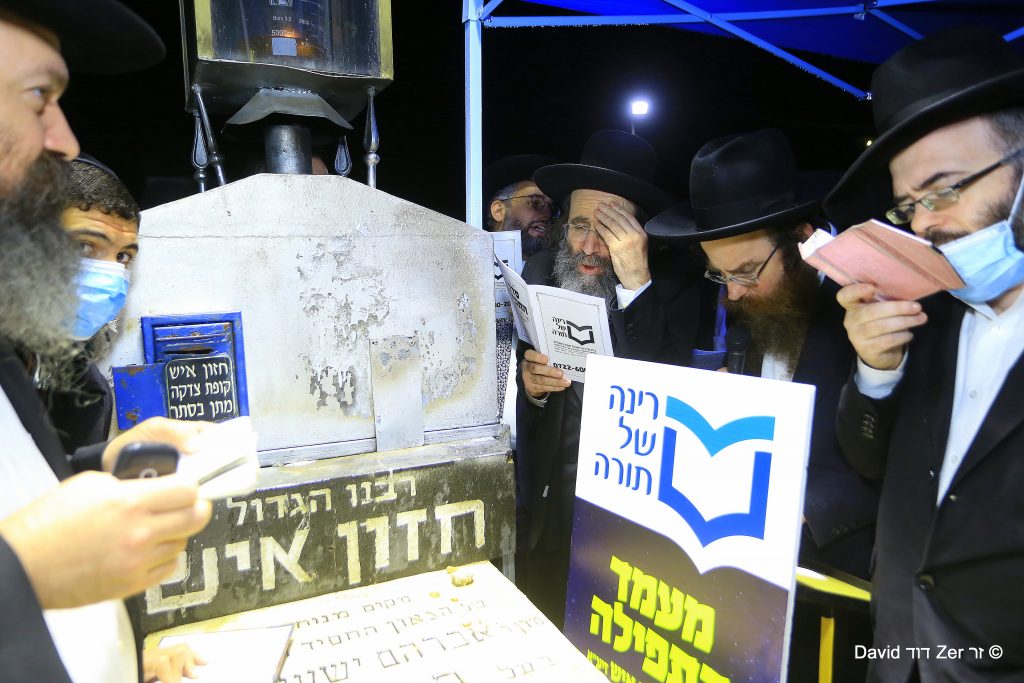 בשליחות מרן שה"ת הגר"ח מאות העתירו בציון החזון איש בתפילת "רינה של תורה" לחינוך הבנים - גלריה