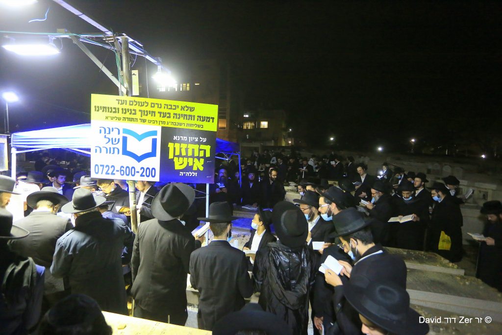 בשליחות מרן שה"ת הגר"ח מאות העתירו בציון החזון איש בתפילת "רינה של תורה" לחינוך הבנים - גלריה