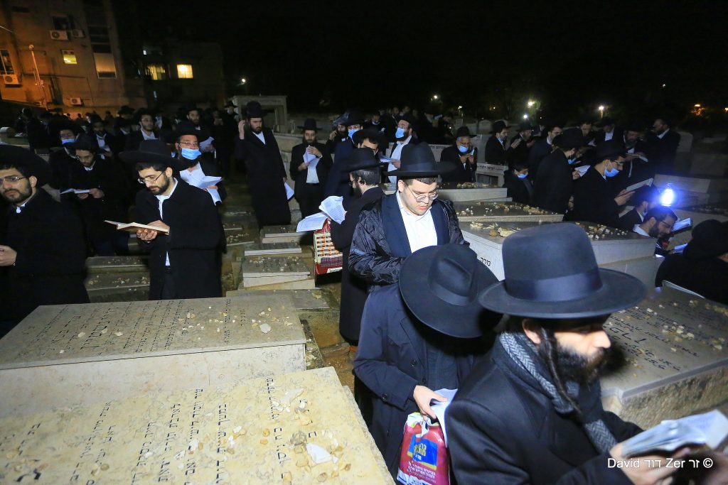 בשליחות מרן שה"ת הגר"ח מאות העתירו בציון החזון איש בתפילת "רינה של תורה" לחינוך הבנים - גלריה