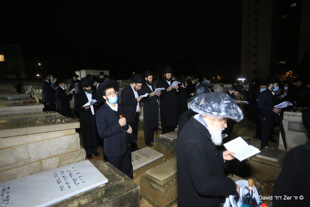 בשליחות מרן שה"ת הגר"ח מאות העתירו בציון החזון איש בתפילת "רינה של תורה" לחינוך הבנים - גלריה