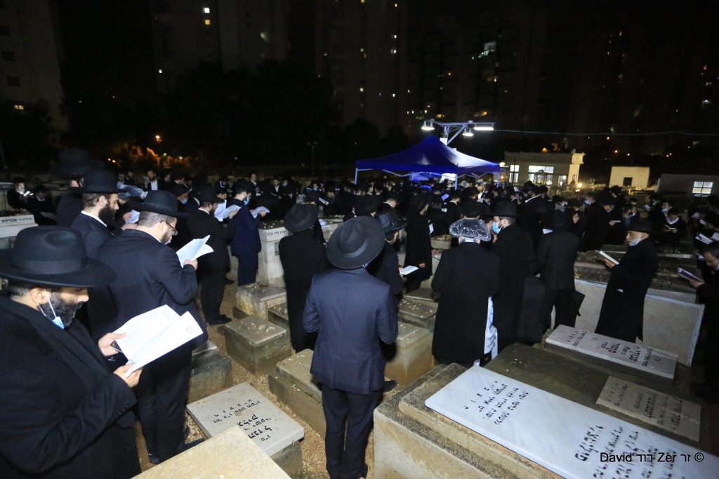 בשליחות מרן שה"ת הגר"ח מאות העתירו בציון החזון איש בתפילת "רינה של תורה" לחינוך הבנים - גלריה