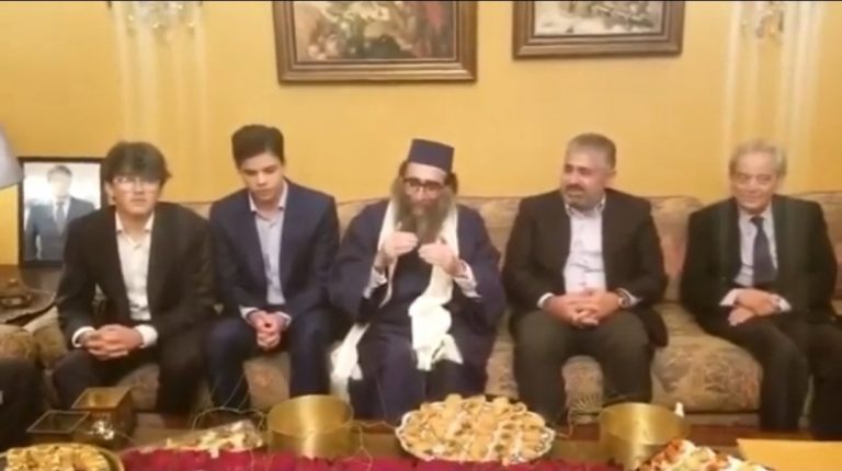 צפו: האדמו"ר רבי יאשיהו פינטו הסביר בערבית לאנשי העסקים על עין הרע